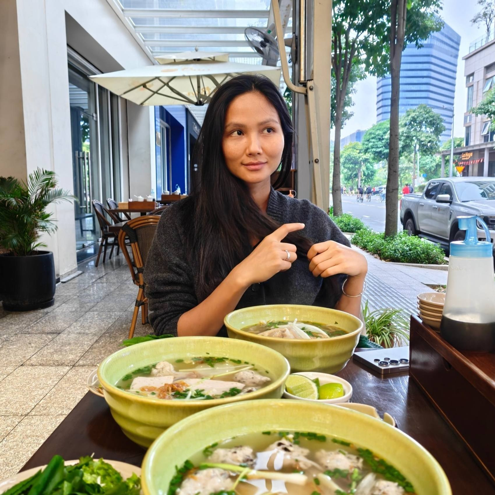 Tình trạng HHen Niê sau khi bị sưng phù mặt đến biến dạng