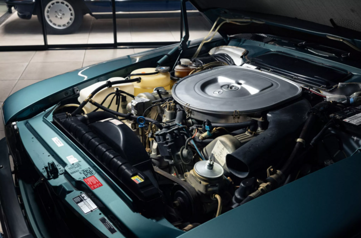Động cơ bên trong xe Mercedes-Benz 500 SL được bảo vệ cực tốt. (Ảnh: Carscoops)