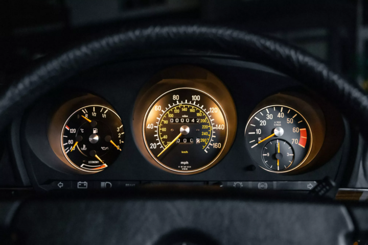 Chiếc Mercedes-Benz 500 SL được bảo quản gần như nguyên bản tuyệt đối. (Ảnh: Carscoops)