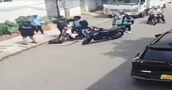 Công an TPHCM tạm giữ người chặn đường đánh tới tấp hai nam sinh