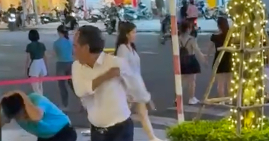 Danh tính người đàn ông mặc sơ mi trắng đánh tới tấp tài xế taxi sau va chạm giao thông