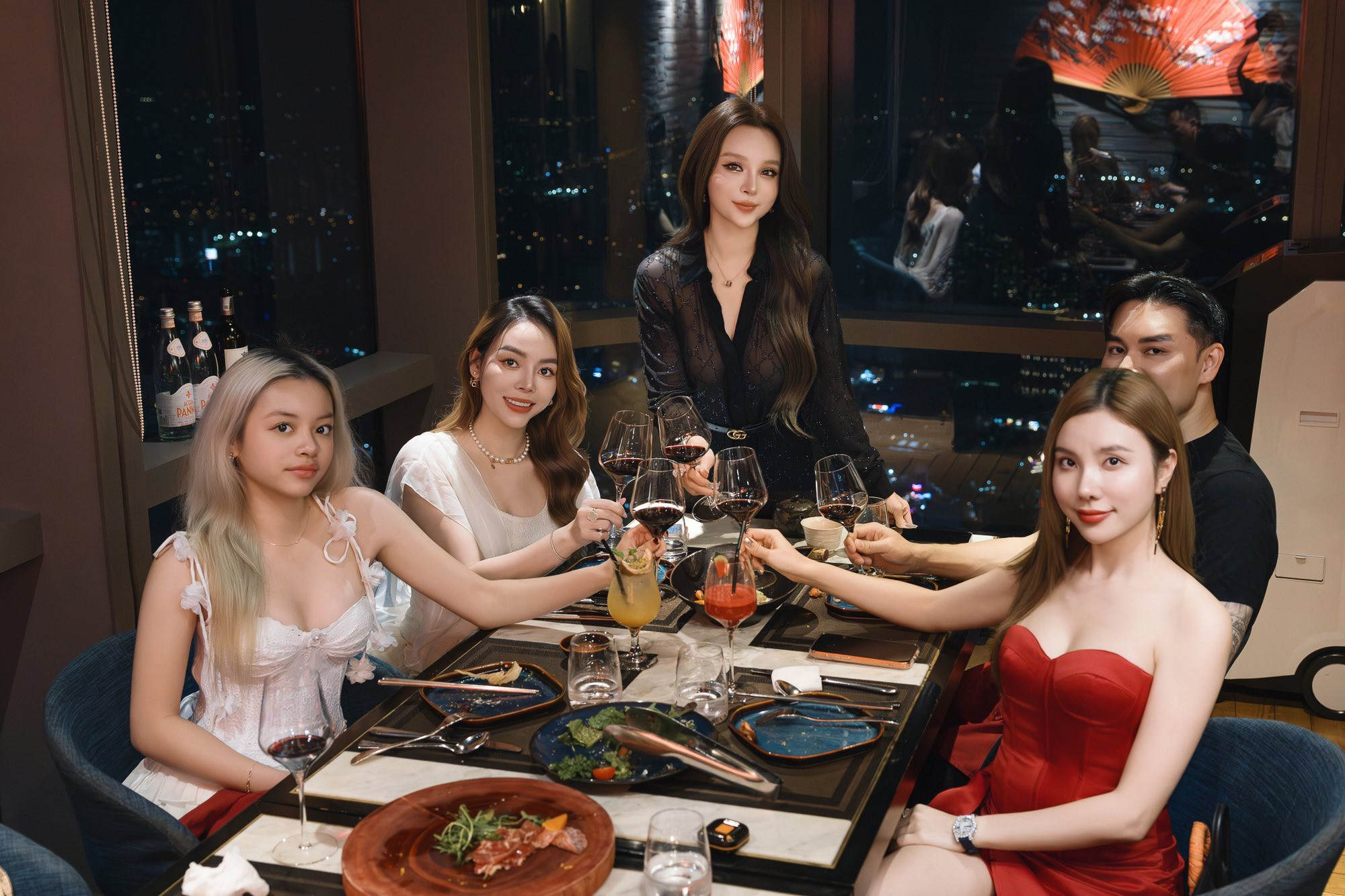 Đỏ mặt cảnh chị đẹp Huyền Baby diện đồ xuyên thấu lộ vòng 1 lấp ló