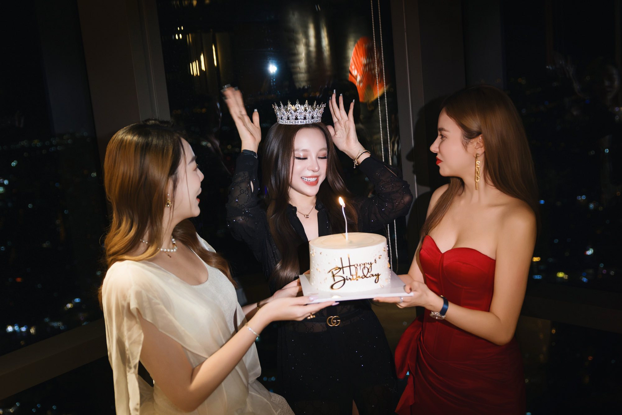 Đỏ mặt cảnh chị đẹp Huyền Baby diện đồ xuyên thấu lộ vòng 1 lấp ló