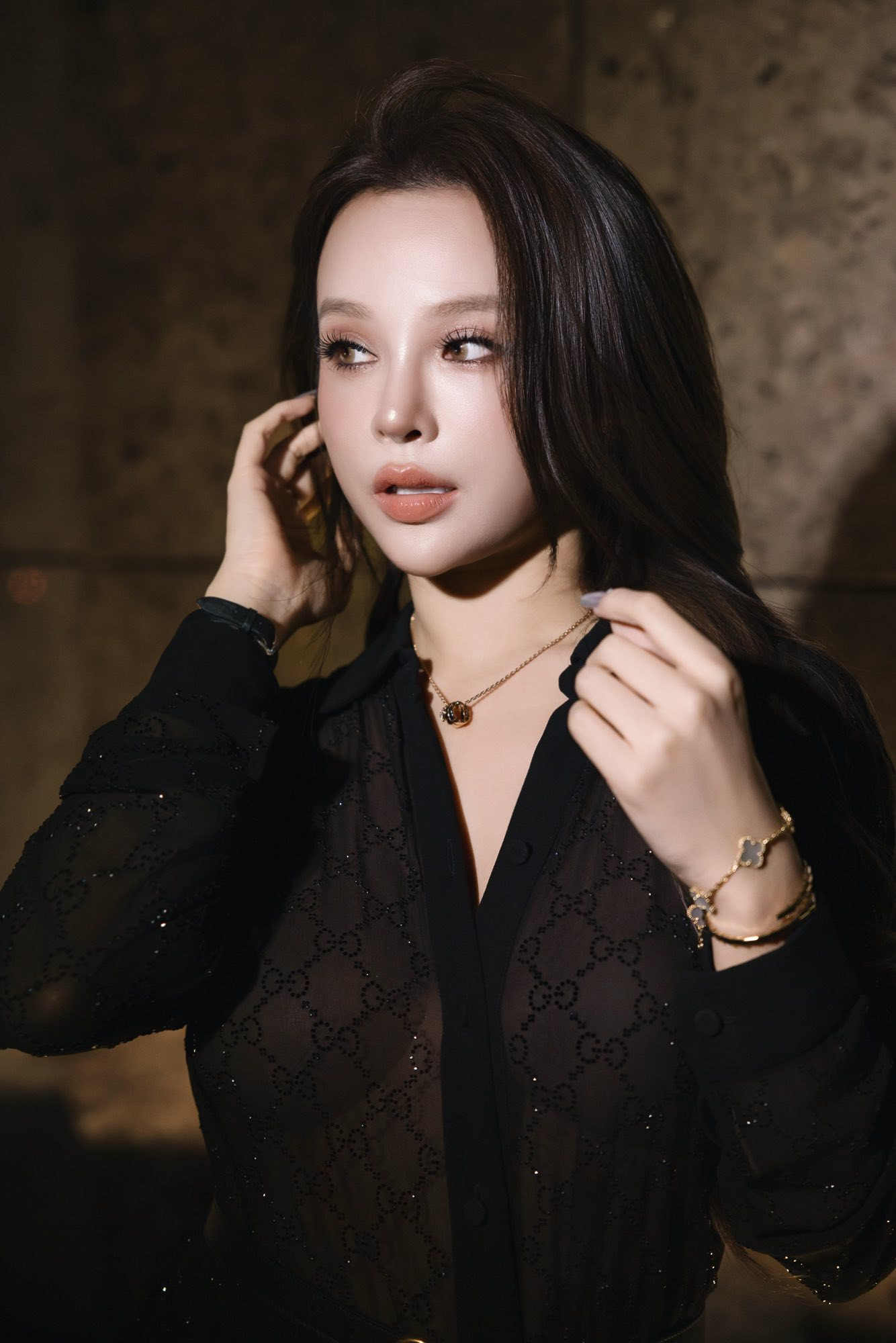 Đỏ mặt cảnh chị đẹp Huyền Baby diện đồ xuyên thấu lộ vòng 1 lấp ló