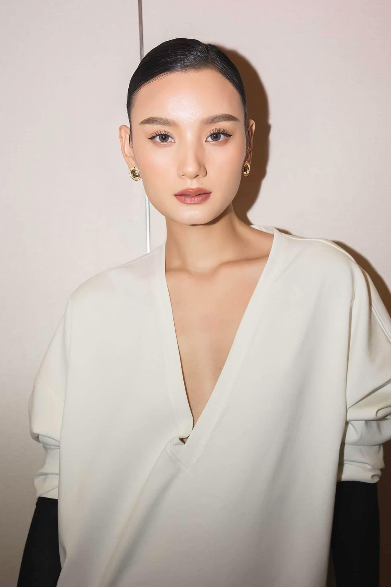 Hoàng Thùy Lê Thúy làm lành tại đám cưới Quỳnh Châu sau thời gian dài cạch mặt