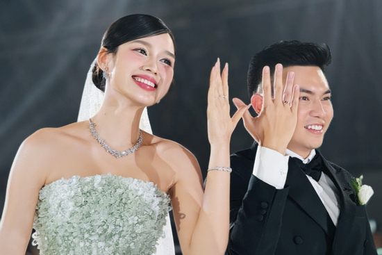 Celeb of the Week: Một tuần hai nửa cảm xúc của showbiz Việt