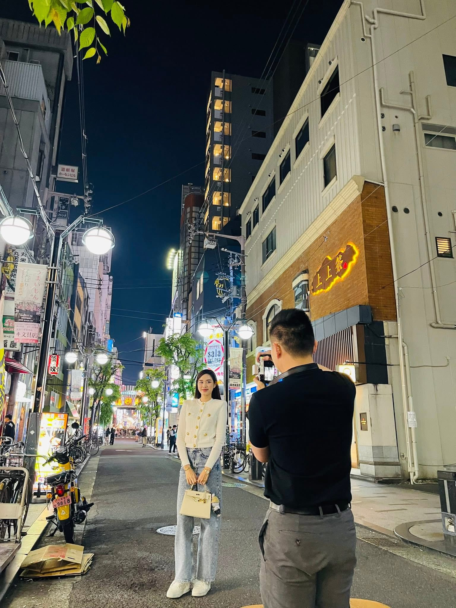 Loạt khoảnh khắc chưa từng công bố về Đỗ Thị Hà và ông xã Viết Vương