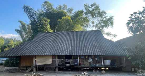 'Mỏ vàng' trôi vào bản sau cơn lũ, xã lập tổ 10 người thay nhau canh gác