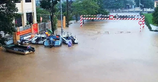 Mưa đặc biệt to gây ngập nặng ở Huế, còi hú báo lũ vang khắp thành phố