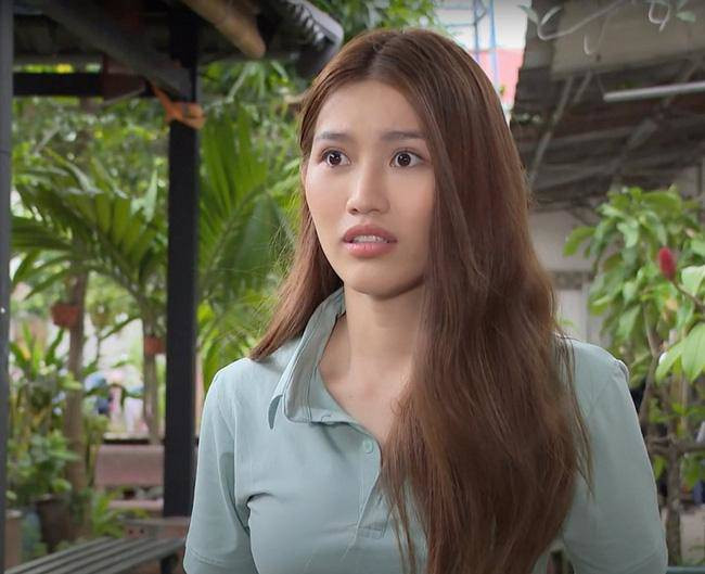 Á hậu Quỳnh Châu lộ mặt mộc già như U50 trong khoảnh khắc hậu trường