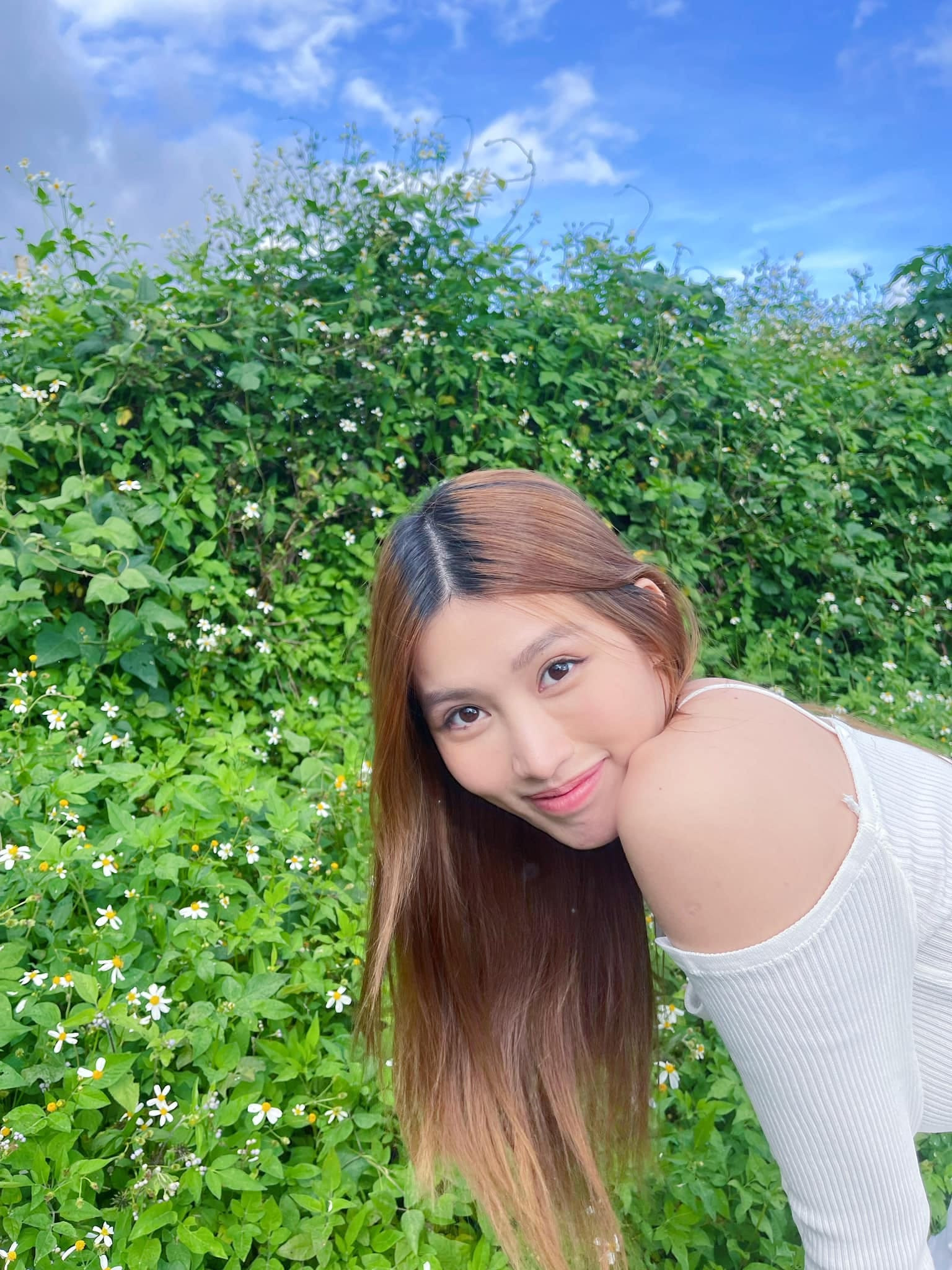 Á hậu Quỳnh Châu lộ mặt mộc già nua trong khoảnh khắc hậu trường