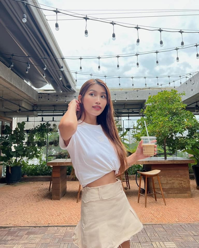 Á hậu Quỳnh Châu lộ mặt mộc già nua trong khoảnh khắc hậu trường