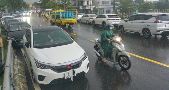 Ô tô nối đuôi nhau 'dừng chân' trên cầu tránh ngập ở miền Trung
