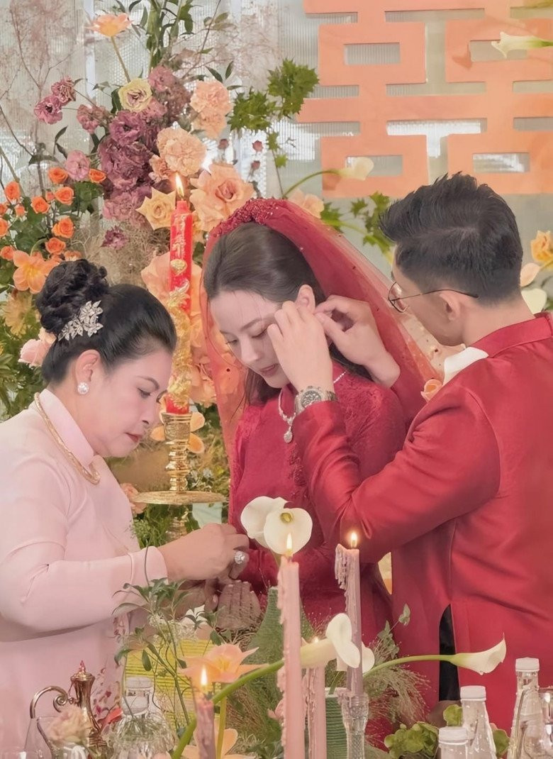 Rò rỉ loạt ảnh lộ rõ mối quan hệ của Midu với bố mẹ chồng đại gia