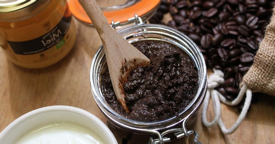 Tẩy da chết bằng bã cà phê có gây đen da không?
