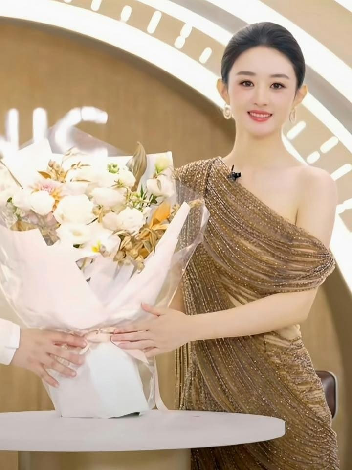 Triệu Lệ Dĩnh đi bán kem đánh răng máy lọc nước sau khi yêu bạn trai tai tiếng