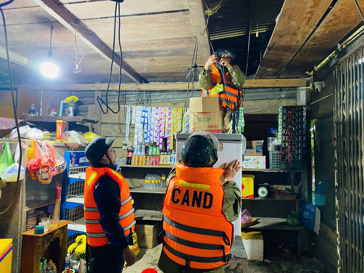 Lực lượng chức năng giúp người dân vùng rốn lũ kê cao đồ đạc nhằm tránh thiệt hại tài sản khi nước lũ tiếp tục dâng.