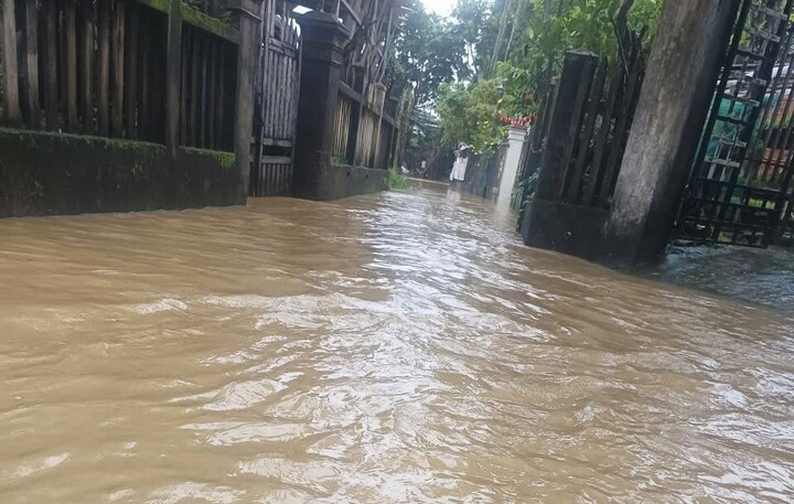 Nhiều đoạn đường bêtông thuộc các thôn trên địa bàn xã xảy ra ngập cục bộ, chia cắt.