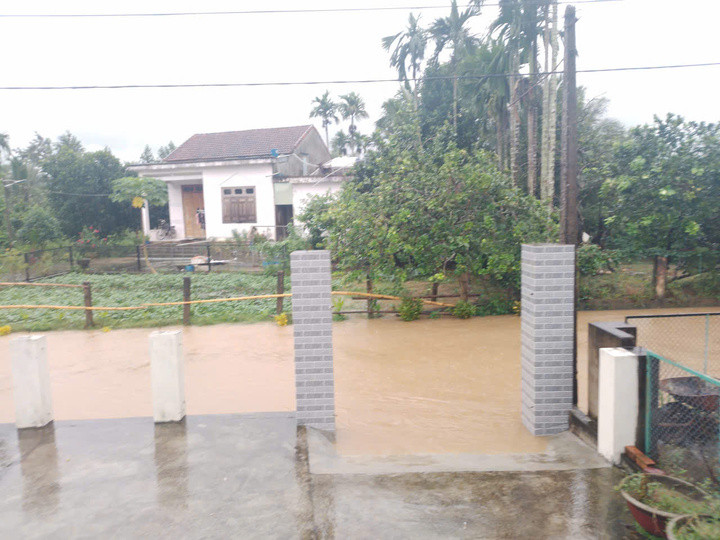 Nhiều thôn trên địa bàn xã đang chìm trong biển nước khiến 2.120 hộ dân với khoảng 4.300 khẩu bị cô lập.