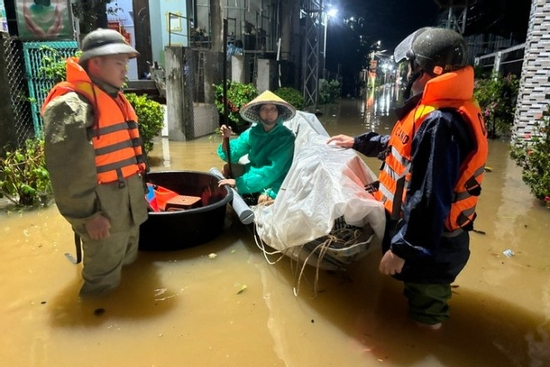 Vùng rốn lũ Đà Nẵng chìm trong biển nước, hàng nghìn hộ dân bị cô lập