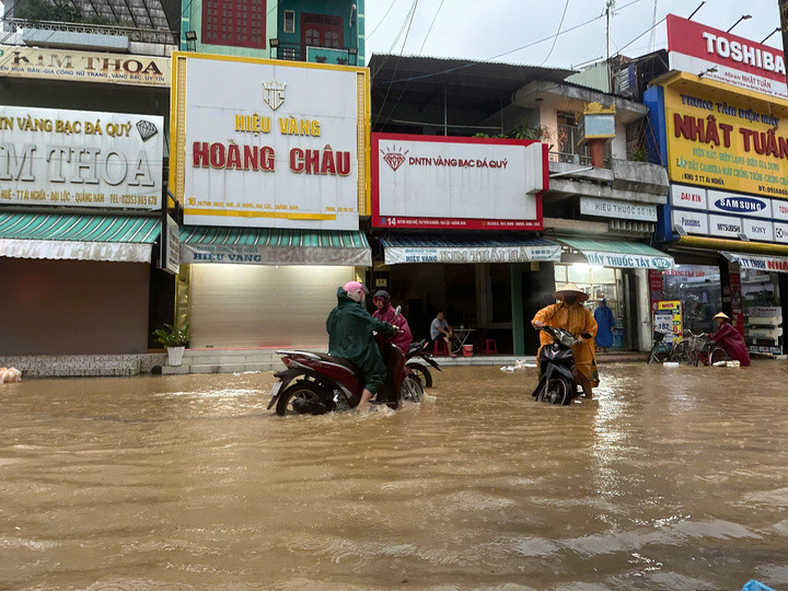 Nhiều người dân chạy xe máy đến đoạn ngập sâu đã phải quay đầu xe.