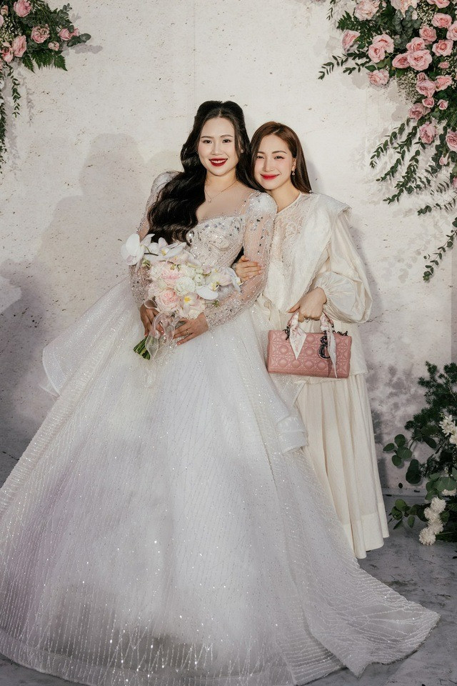 Chiến thần ngoại giao Hòa Minzy đi ăn cưới cả showbiz nhưng chưa bao giờ mặc xấu