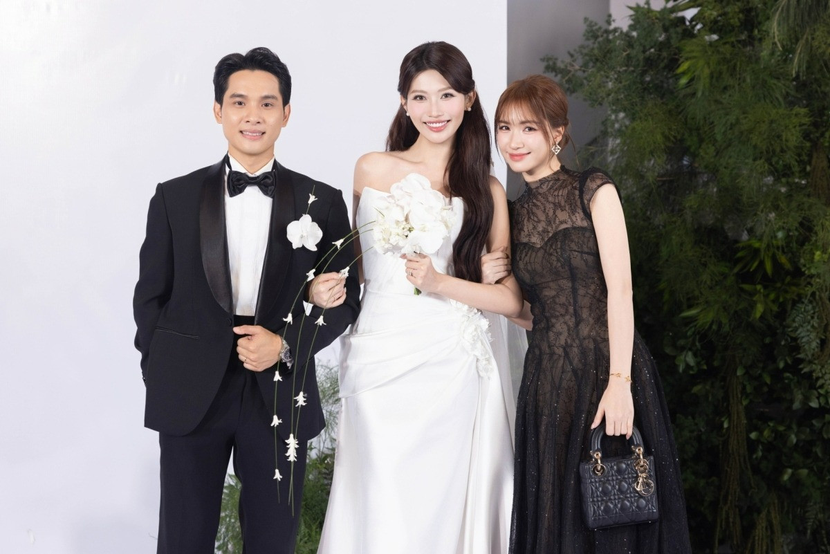 Chiến thần ngoại giao Hòa Minzy đi ăn cưới cả showbiz nhưng chưa bao giờ mặc xấu