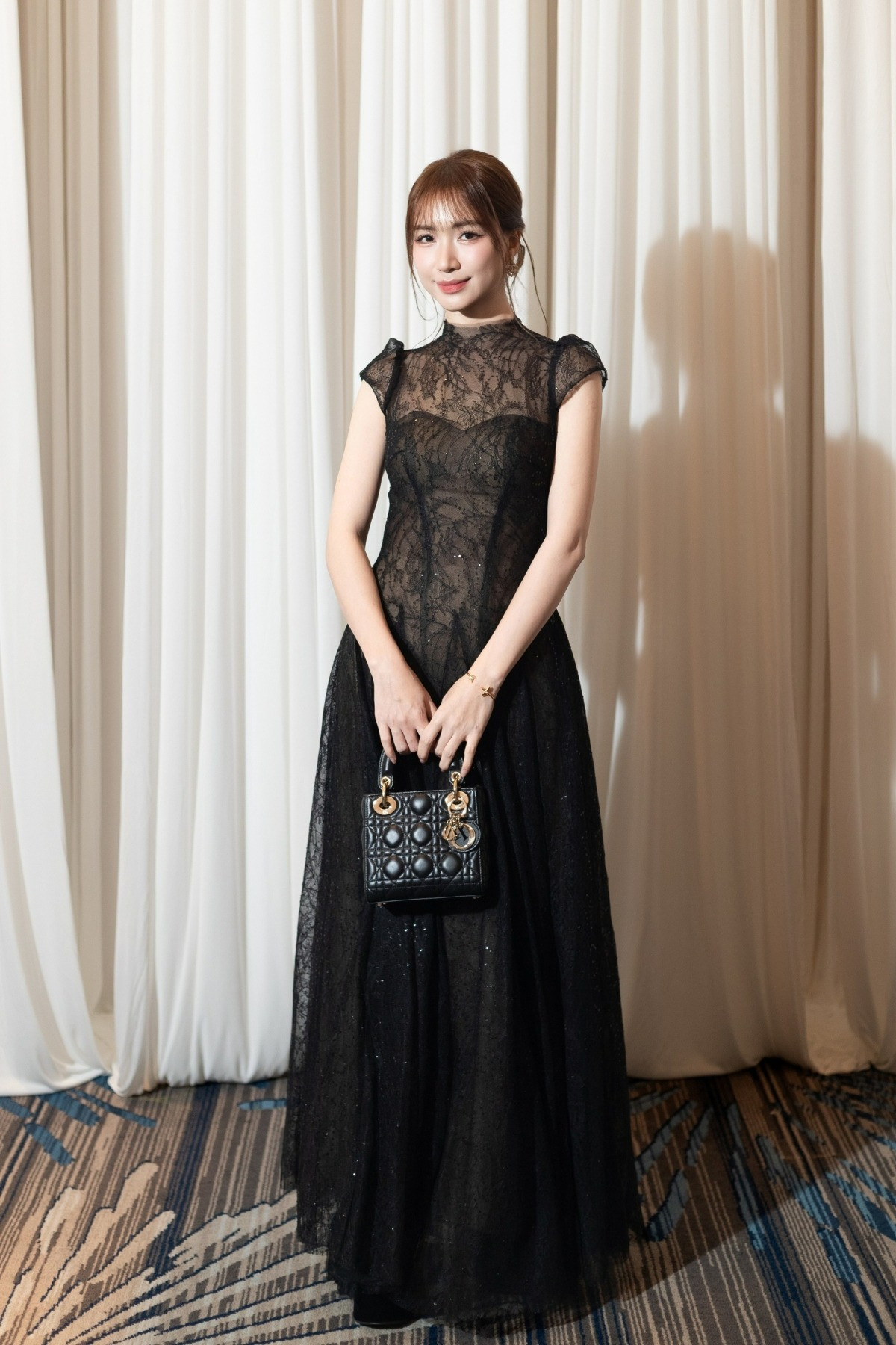 Chiến thần ngoại giao Hòa Minzy đi ăn cưới cả showbiz nhưng chưa bao giờ mặc xấu