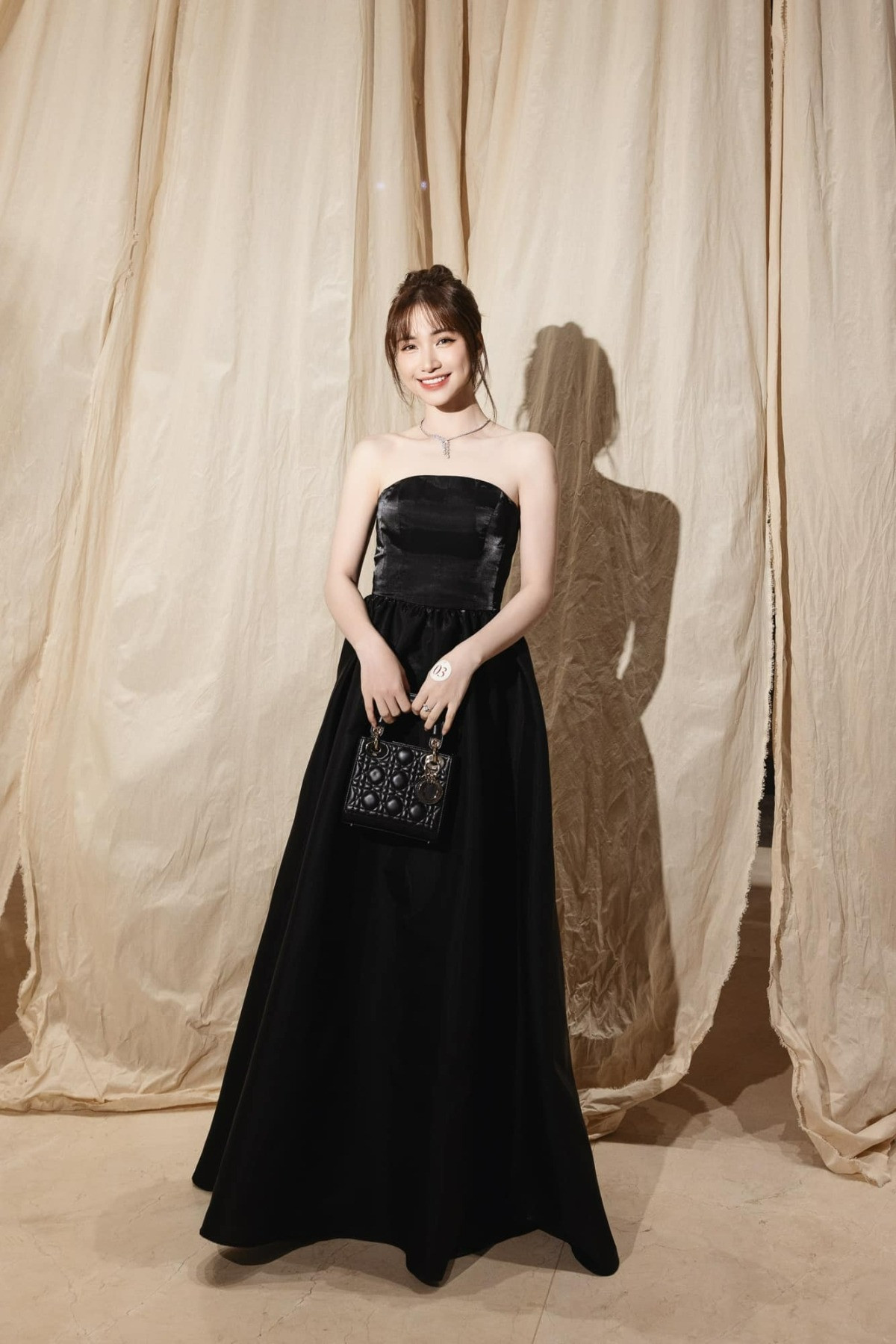 Chiến thần ngoại giao Hòa Minzy đi ăn cưới cả showbiz nhưng chưa bao giờ mặc xấu