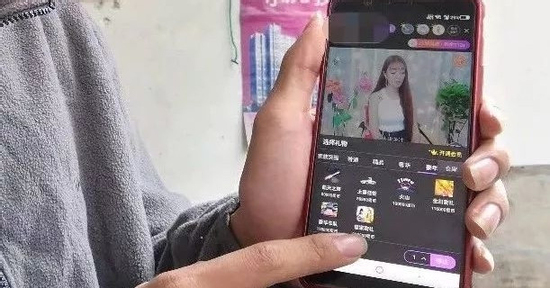 Chồng cũ tặng streamer quà hơn 2 tỷ đồng, người phụ nữ đòi lại và cái kết đắng