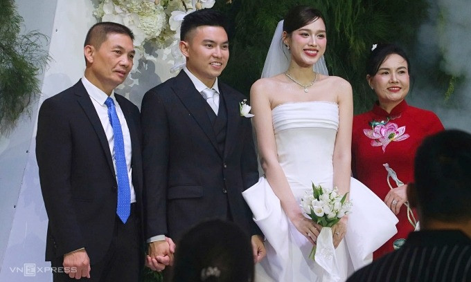 Lộ khoảnh khắc Đỗ Thị Hà đưa mẹ chồng đi làm đẹp