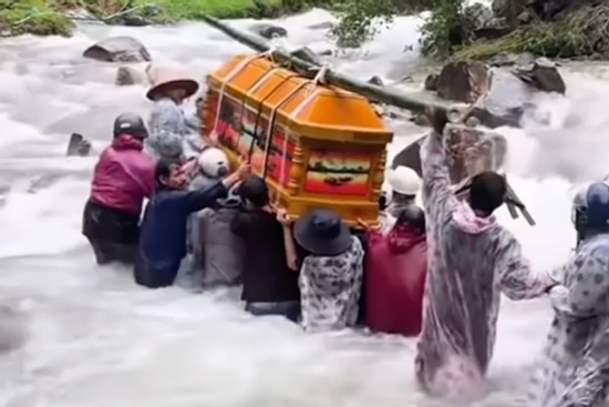 Nghẹn lòng cảnh người dân Đà Nẵng khiêng quan tài vượt lũ đi an táng