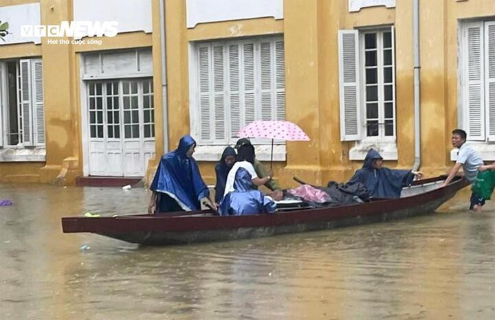 Mưa lũ, ngập lụt khiến cuộc sống người dân miền Trung gặp nhiều khó khăn. (Ảnh: Nguyễn Vương)