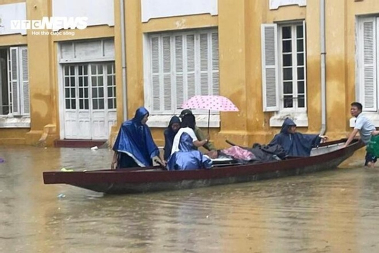 Nguyên nhân miền Trung mưa đặc biệt lớn, nhiều nơi chìm trong biển nước