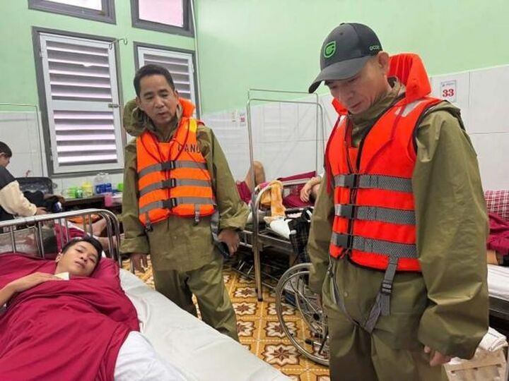 Lãnh đạo Phòng Cảnh sát PCCC&CNCH Công an TP Huế đến thăm Trung sỹ Phan Lương Hải.