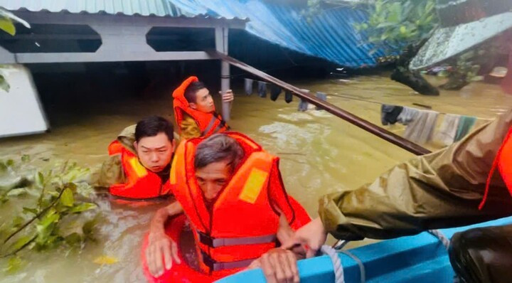 Hai ngày qua, lực lượng Công an TP Huế dầm mình trong nước để cứu hộ dân vùng lũ.