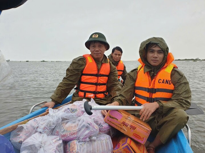 Lực lượng Công an TP Huế vượt lũ đưa lương thực đến cho người dân vùng cô lập.