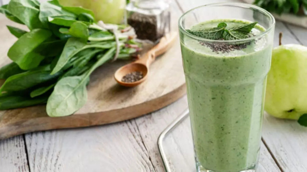 Sinh tố rau bina, bơ và táo