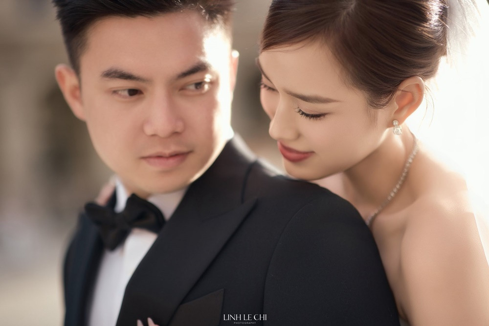 Đỗ Thị Hà hôn chồng đại gia say đắm trong bộ ảnh cưới đậm mùi tiền tại Paris