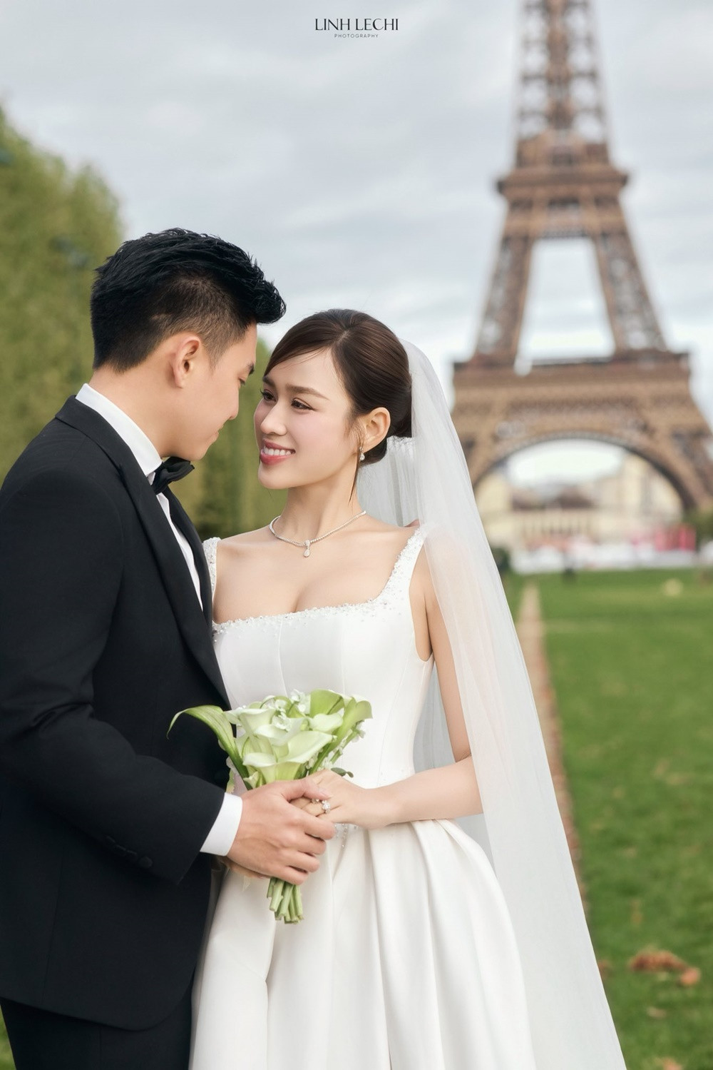 Đỗ Thị Hà hôn chồng đại gia say đắm trong bộ ảnh cưới đậm mùi tiền tại Paris