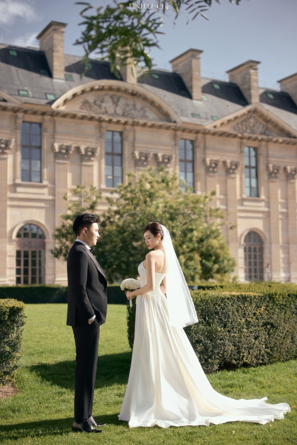 Đỗ Thị Hà hôn chồng đại gia say đắm trong bộ ảnh cưới đậm mùi tiền tại Paris