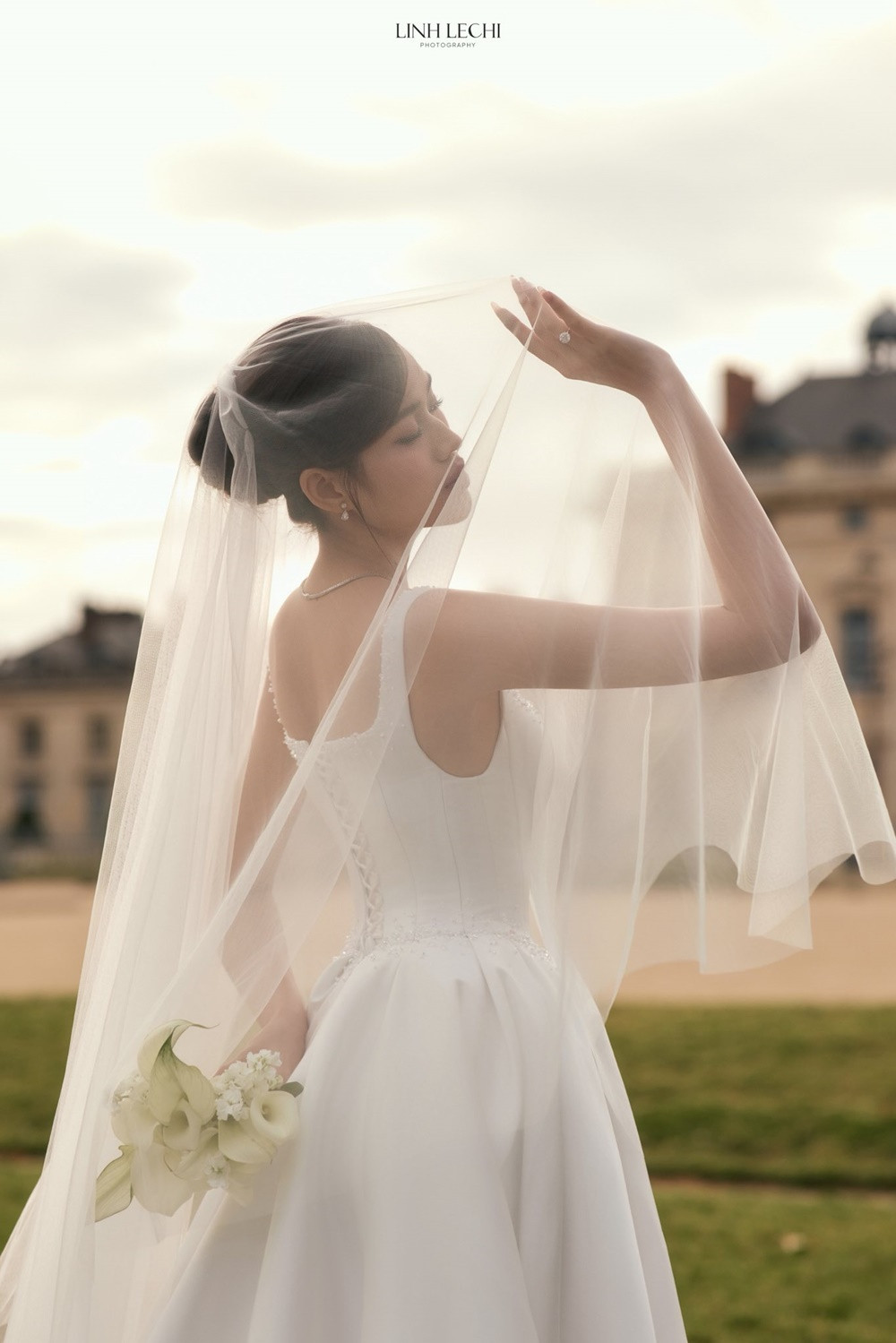 Đỗ Thị Hà hôn chồng đại gia say đắm trong bộ ảnh cưới đậm mùi tiền tại Paris