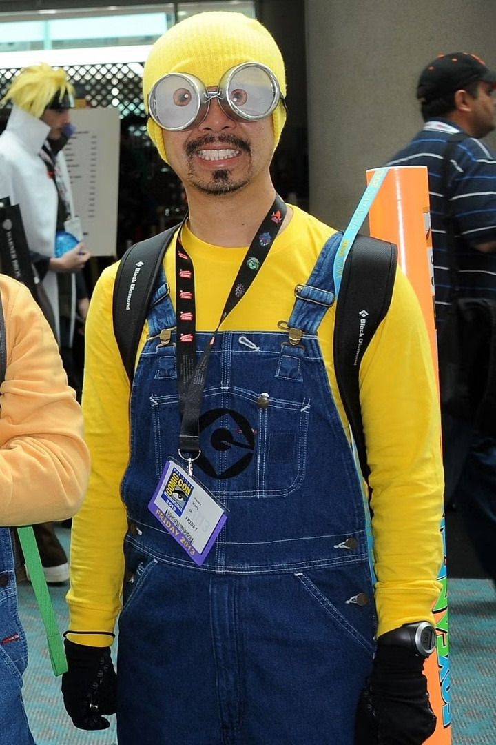 Bạn không cần cầu kỳ để hóa thân thành nhân vật hoạt hình yêu thích. Chỉ với một chiếc áo phông vàng là bạn đã có ngay diện mạo của những chú Minion đáng yêu. Hơn nữa, đây còn là ý tưởng tuyệt vời cho trang phục nhóm hoặc gia đình.