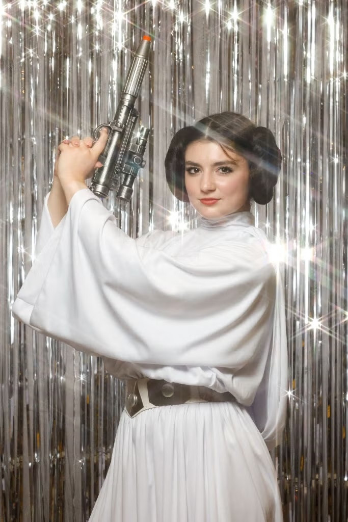 Nếu muốn hóa thân thành một biểu tượng “vừa ngầu vừa chất”, Công chúa Leia chính là lựa chọn hoàn hảo. Chỉ cần búi tóc tròn hai bên, khoác bộ váy trắng và sẵn sàng tung câu nói huyền thoại “May the Force be with you”, bạn sẽ lập tức hóa thân thành nữ chiến binh không gian quyền lực nhất vũ trụ Star Wars.