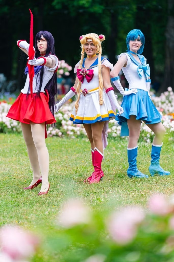 Fan anime chắc hẳn đều biết đến Thủy thủ Mặt Trăng, biểu tượng của tuổi thơ và sức mạnh nữ quyền. Chỉ cần một bộ váy thủy thủ xanh trắng cùng mái tóc vàng buộc hai bên đặc trưng, bạn đã có thể tái hiện ngay hình ảnh “chiến binh Mặt Trăng” xinh đẹp và đầy khí chất.