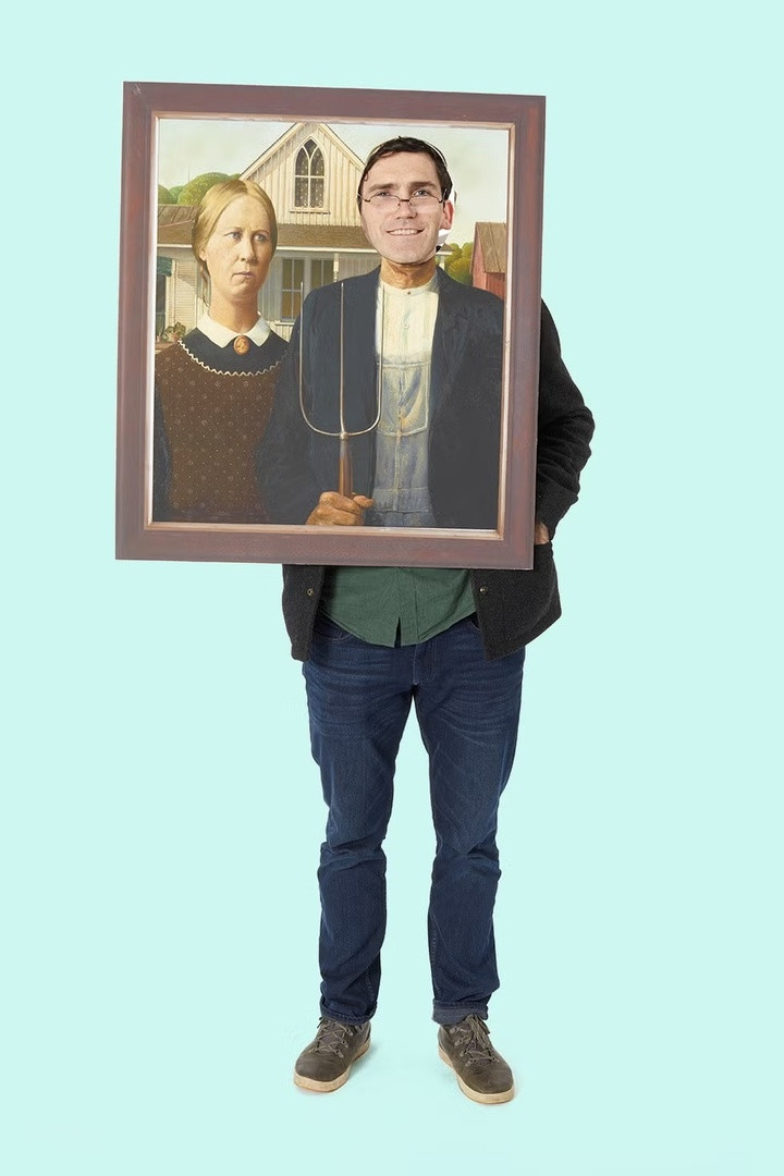 Bạn có thể trở thành một biểu tượng nghệ thuật chỉ trong vài phút bằng cách dán khuôn mặt mình vào bức tranh nổi tiếng American Gothic của Grant Wood. Cách hóa trang này không chỉ độc đáo mà còn cực kỳ thoải mái, bạn có thể diện quần jean, áo nỉ hay bất kỳ trang phục giản dị nào mà vẫn gây ấn tượng mạnh trong đêm Halloween.