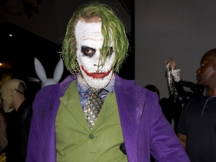 Joker luôn nằm trong top những nhân vật cosplay được yêu thích nhất mỗi mùa Halloween. Vẻ ngoài nổi loạn, ranh mãnh cùng nụ cười rợn người khiến tạo hình này vừa kinh điển vừa dễ nhận ra. Bạn chỉ cần lớp nền trắng bệch, mái tóc xanh lá nổi bật và đôi môi đỏ loang lổ tạo thành nụ cười rộng đặc trưng – thế là đã có ngay diện mạo “gã hề điên loạn” huyền thoại.