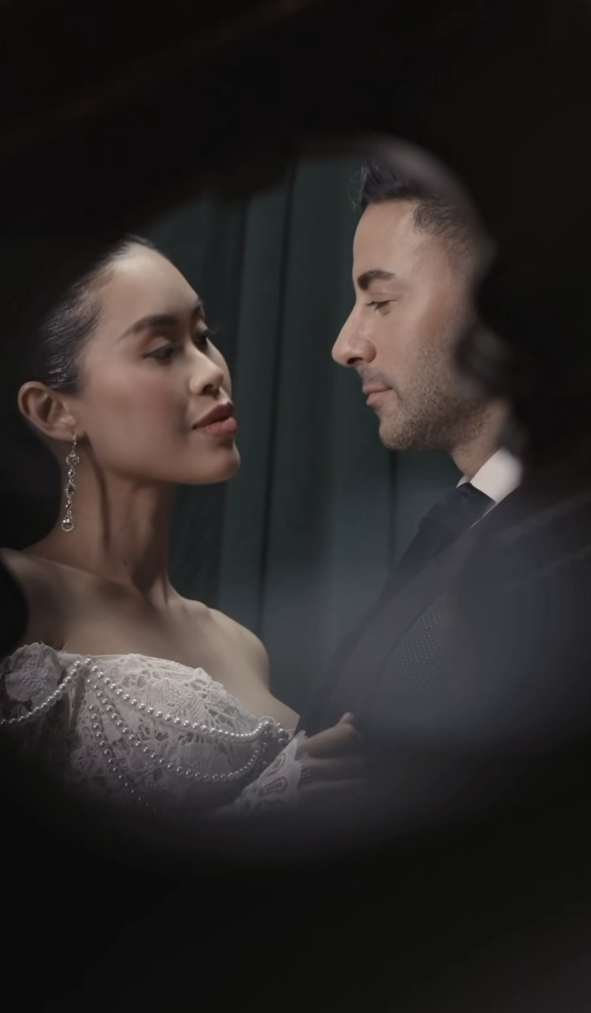 Hậu trường chụp ảnh cưới bóc trần nhan sắc thật của ái nữ nhà tỷ phú Johnathan Hạnh Nguyễn