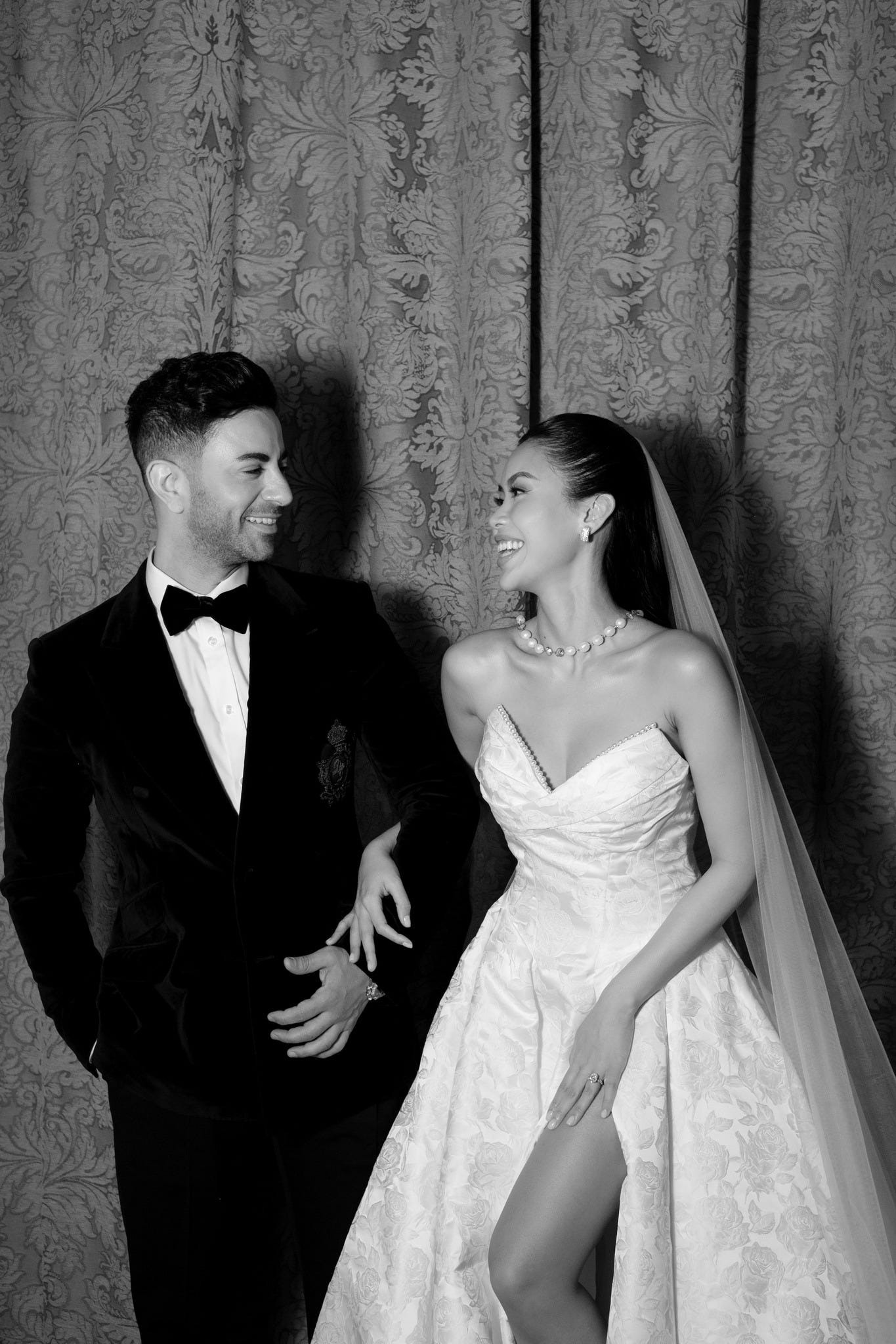 Hậu trường chụp ảnh cưới bóc trần nhan sắc thật của ái nữ nhà tỷ phú Johnathan Hạnh Nguyễn