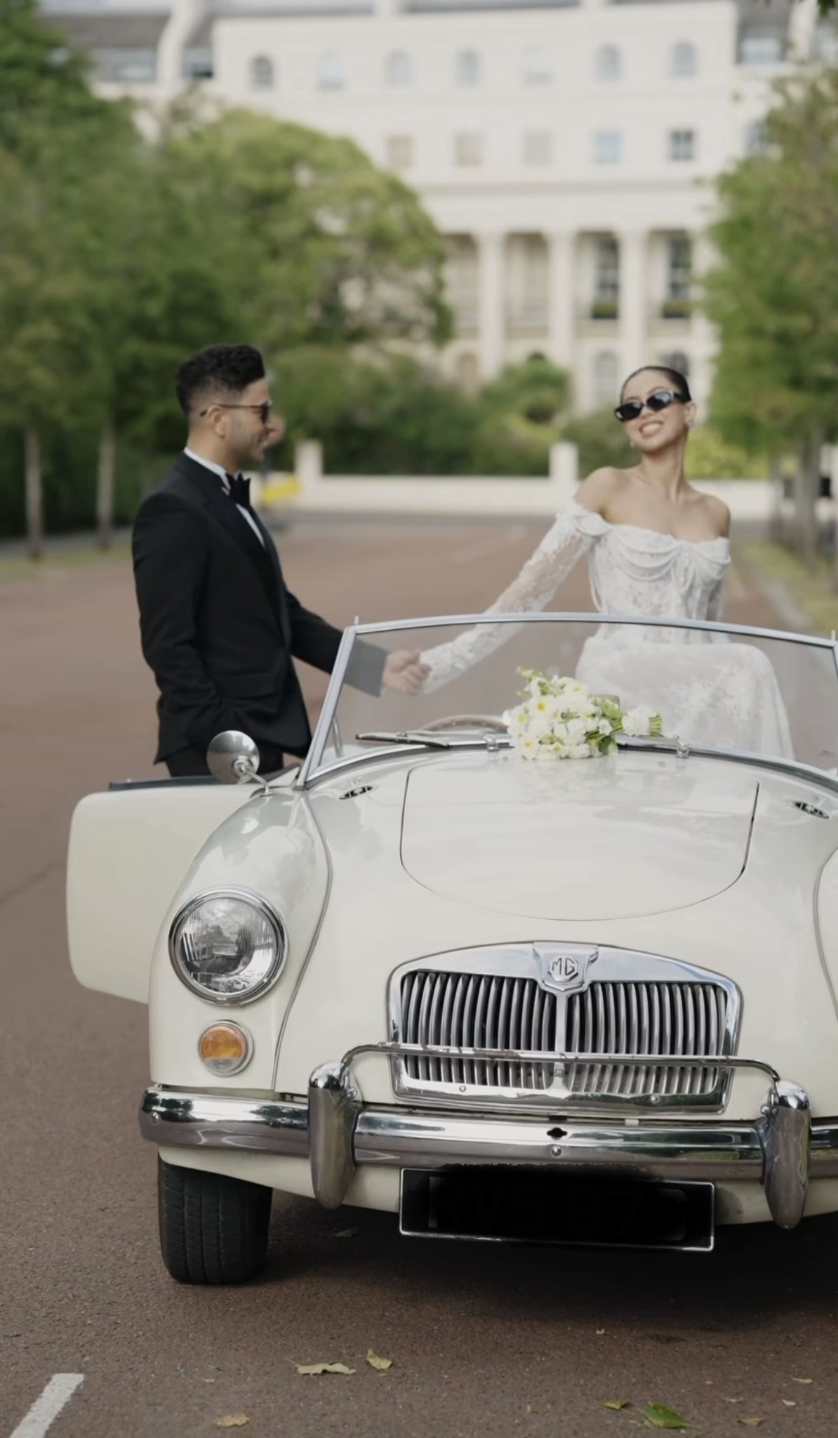 Hậu trường chụp ảnh cưới bóc trần nhan sắc thật của ái nữ nhà tỷ phú Johnathan Hạnh Nguyễn